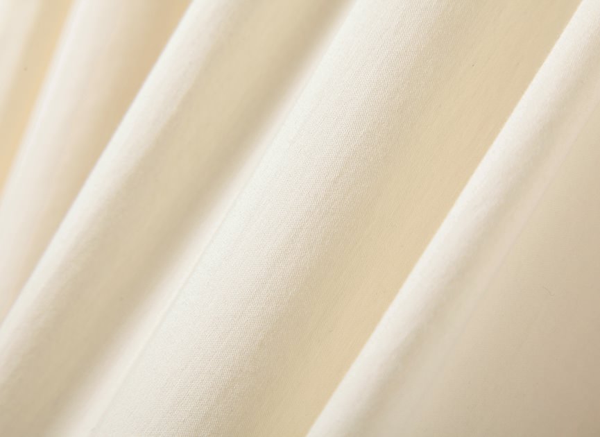 光沢感ある上品さがありつつも、とろっとした肌触り